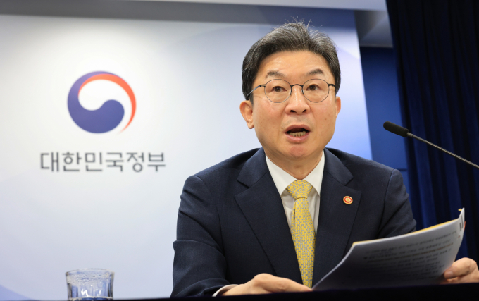 이억원 금융위원회 위원장이 12일 오전 서울 종로구 정부서울청사에서 열린 정례 기자간담회에서 발언을 하고 있다./사진=뉴스1