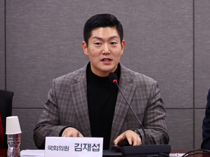 김재섭 국민의힘 의원이 12·3 비상계엄 1주년을 맞아 당 지도부인 장동혁 대표가 사과 메시지를 내지 않을 경우 20여명의 의원들이 집단행동에 나설 것이라고 말했다. 비상계엄1주년 사진은 지난 27일 김재섭 국민의힘 의원이 서울 여의도 국회 의원회관에서 열린 부동산 정책토론회에서 발언하는 모습. /사진=뉴시스