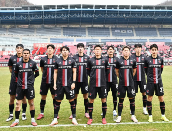 성남FC와 부천FC1955가 오는 30일 K리그1 승강플레이오프 티켓을 두고 맞대결을 펼친다. 사진은 부천FC1955 선수단의 모습. /사진=부천FC1955 인스타그램 캡처
