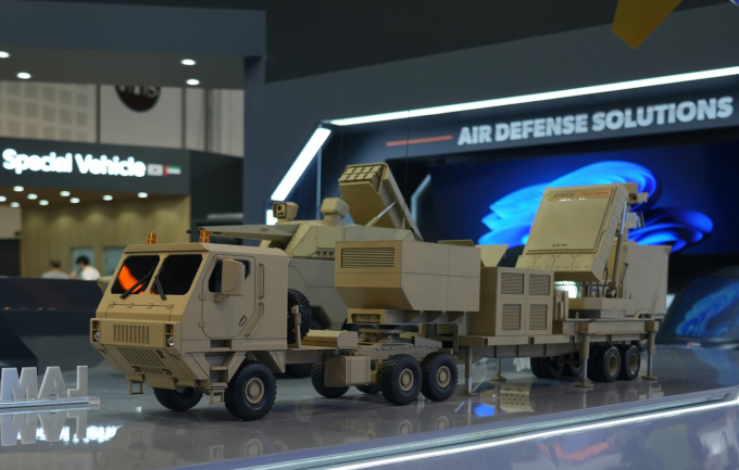 지난 2월 UAE 아부다비에서 열린 IDEX2025에 전시된 한화시스템의 장사정포요격체계 다기능레이다. /사진=한화시스템