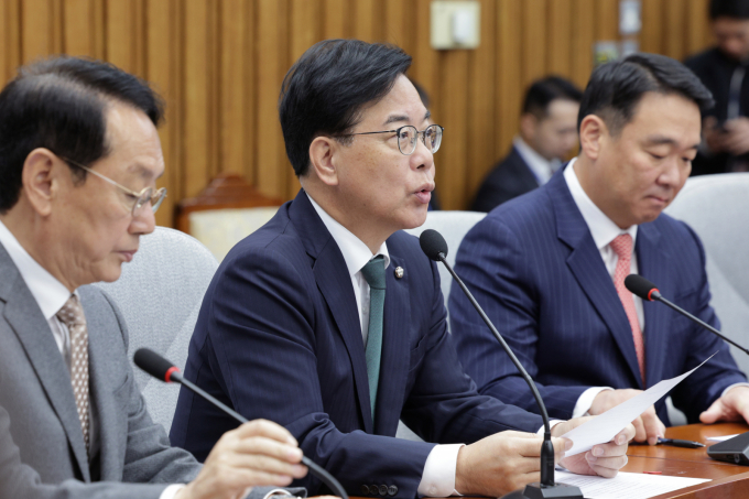 송언석 국민의힘 원내대표는 28일 "내년도 예산안의 여야 합의 처리가 무엇보다 중요하다. 법정기한 내 합의 처리를 위해 최선을 다하겠다"고 전했다. 사진은 28일 송 원내대표가 서울 여의도 국회에서 열린 국민의힘 원내대책회의에서 발언하는 모습. /사진=뉴스1