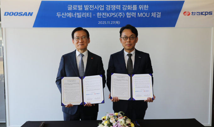27일 김홍연 한전KPS 사장(왼쪽)이 두산에너빌리티와 글로벌 발전사업 경쟁력 강화를 위한 양해각서를 체결 후 기념사진을 찍고 있다./사진제공=한전KPS