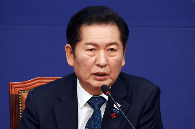 정청래 더불어민주당 대표가 28일 국민의힘 일각에서 12·3 계엄 1주년을 앞두고 사과 논의가 진행되고 있는 것에 대해 "버스가 지났는데 손을 흔들면 뭐하냐"고 말했다. 사진은 28일 정 대표가 28일 서울 여의도 국회에서 열린 민주당 최고위원회의에서 발언하는 모습. /사진=뉴시