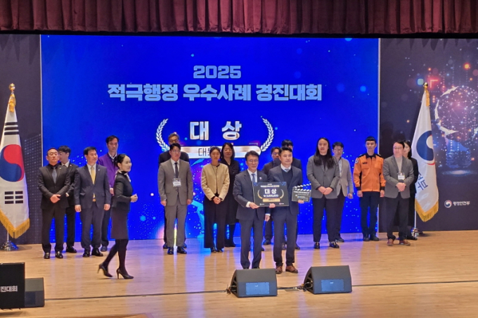 광주시가 27일 정부세종청사에서 열린 '2025 적극행정 우수사례 경진대회'에서 김민석 총리로 부터 대상인 대통령상을 수상하고 기념촬영 하고 있다./사진=광주시