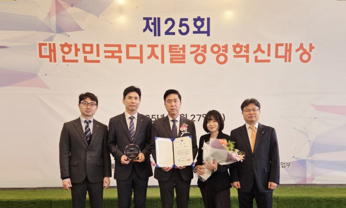 지난 27일 열린 '제25회 대한민국디지털경영혁신대상'에서 이주영 신보 전무이사(왼쪽에서 세 번째)가 부총리 겸 과학기술정보통신부 장관상을 받은 후 기념촬영을 하고 있다./사진제공=신용보증기금