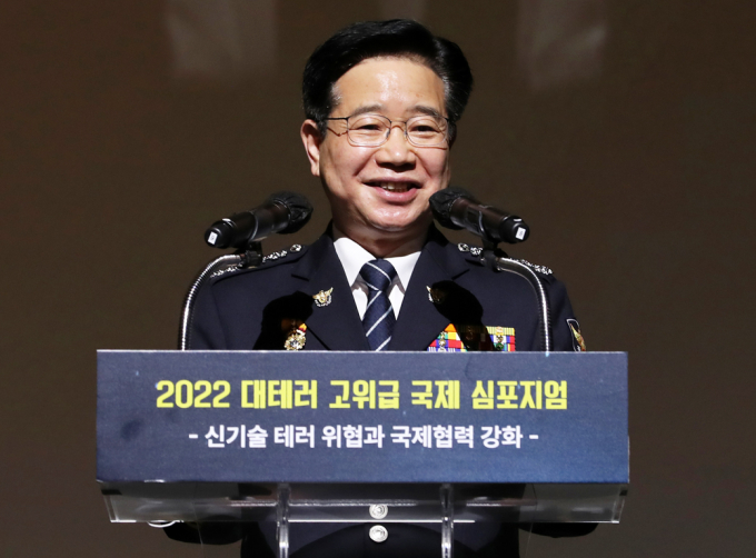 정부가 28일 주캄보디아 한국대사로 김창룡 전 경찰청장을 임명했다. 사진은 2022년 4월20일 김창룡 경찰청장이 경기 고양시 킨텍스에서 열린 '2022 대테러 고위급 국제심포지엄'에 참석해 축사하는 모습. /사진=뉴스1