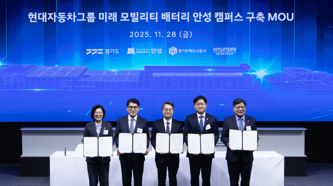 김동연 경기도지사(가운데)가 28일 서운면 안성제5일반산업단지에서 양희원 현대자동차그룹 사장(왼쪽에서 두 번째), 김보라 안성시장(맨 왼쪽), 경기주택도사 등과 함께 차세대 배터리 연구소 설립을 위한 투자협약을 체결하고 있다. /사진제공=경기도 