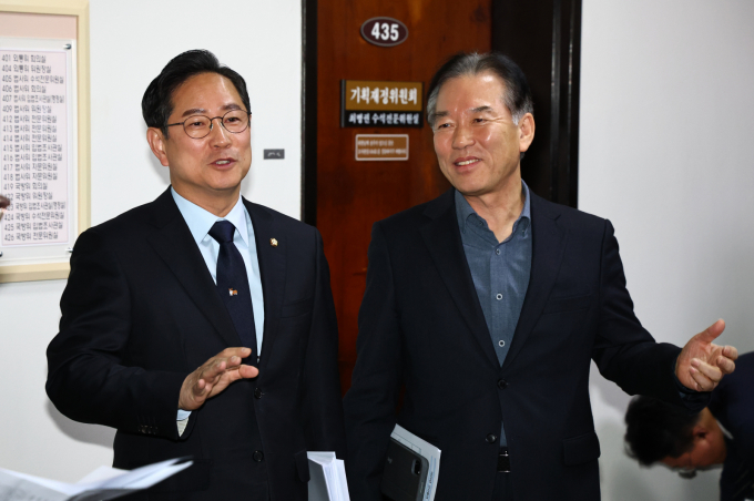 정태호 국회 기획재정위원회 더불어민주당 간사와 박수영 국민의힘 간사가 28일 서울 여의도 국회에서 조세소위 회의를 마치고 세제개편안 합의 관련 기자회견을 하고 있다. / 사진=뉴시스 김명년 기자 /사진=김명년