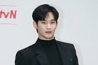 배우 김수현 법률대리인 고상록 변호사가 고 김새론에 대해 &#039;조울증 남미새&#039;라는 표현을 사용했던 이유를 직접 설명했다.사진은 지난해 3월 서울 라마다신도림 호텔에서 진행된 tvN 토일드라마 &#039;눈물의 여왕&#039; 제작발표회에 참석한 배우 김수현. /사진=스타뉴