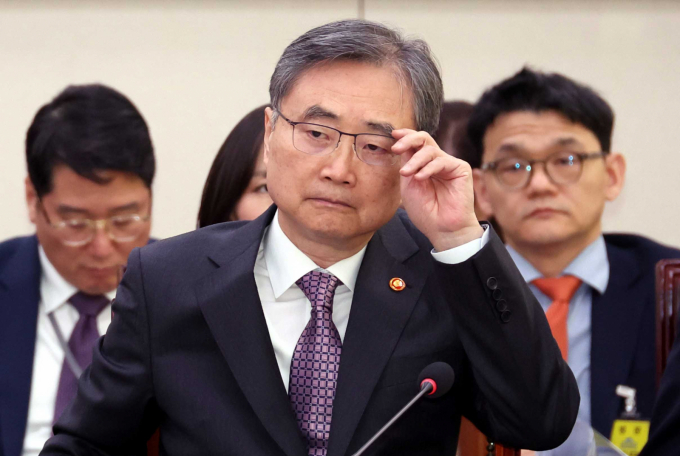 조현 외교부 장관이 핵추진잠수함 도입을 위해 국내 역량을 먼저 면밀히 살펴야 한다"고 말했다. 사진은 28일 조 장관이 서울 여의도 국회에서 열린 외교통일위원회 전체회의에서 안경을 고쳐쓰는 모습. /사진=뉴시스
