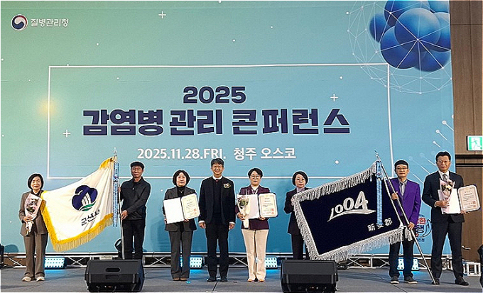 김현희 신안군 보건소장(왼쪽 다섯번째) 등 관계자들이 28일 질병관리청 주관 감염병 관리 평가에서 지역사회 감염병 확산 선제적 차단 공로를 인정받아 국무총리상 수상 후 기념사진을 찍고 있다./사진제공=신안군
