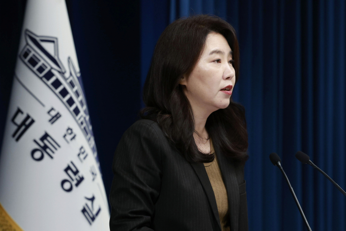 이재명 대통령이 28일 김종철 연세대학교 법학전문대학원 교수를 초대 방송미디어통신위원회(방미통위) 위원장 후보자에 지명했다. 사진은 28일 강유정 대변인이 서울 용산구 대통령실 청사에서 인사 관련 브리핑을 하는 모습. /사진=뉴시스