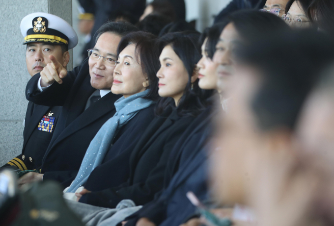 이재용 삼성전자 회장이 28일 경남 창원시 진해구 해군사관학교 연병장에서 열린 제139기 해군·해병대 사관후보생 수료 및 임관식에 홍라희 삼성미술관 리움 명예관장, 이서현 삼성물산 사장과 함께 참석해 자리하고 있다. 이날 이 회장의 아들 이지호 씨가 해군 장교로 임관했다. / 사진=공동취재 