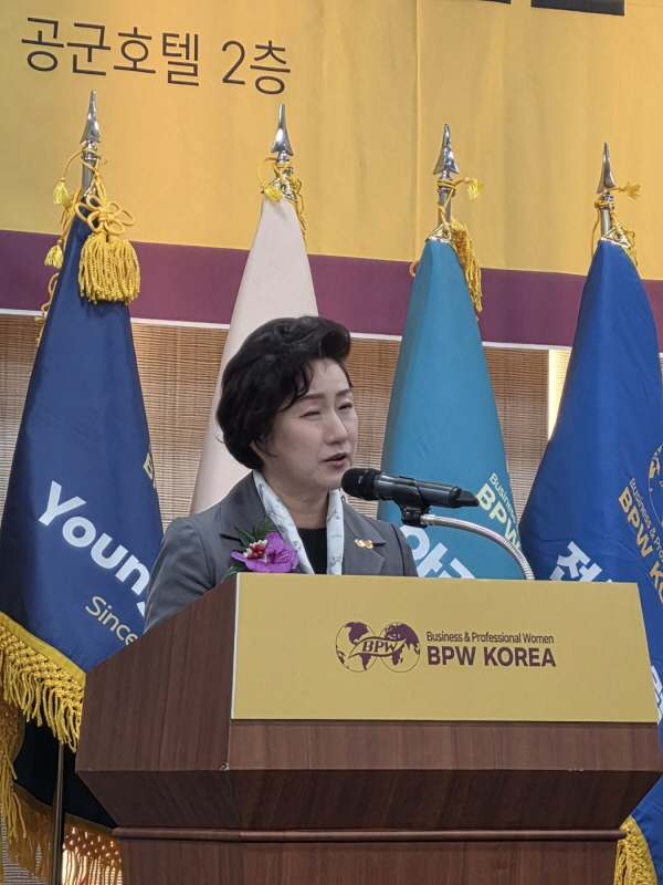 최명숙 전문직여성 한국연맹 회장이 28일 서울 영등포구 공군호텔에서 열린 취임식에서 취임사를 하고 있다. /사진=전문직여성 한국연맹