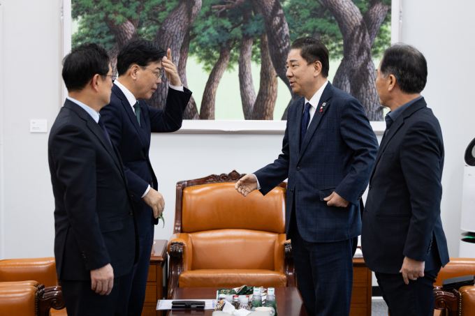 여·야가 28일 원내대표 회동을 갖고 법인세와 교육세 인상안을 두고 회의했지만 합의하지 못했다. 사진은 28일 김병기 더불어민주당 원내대표(오른쪽), 송언석 국민의힘 원내대표(왼쪽)를 포함한 국회 기획재정위원회 여·야 간사가 서울 여의도 국회에서 회동 전 대화한 모습.  /사진=뉴스1