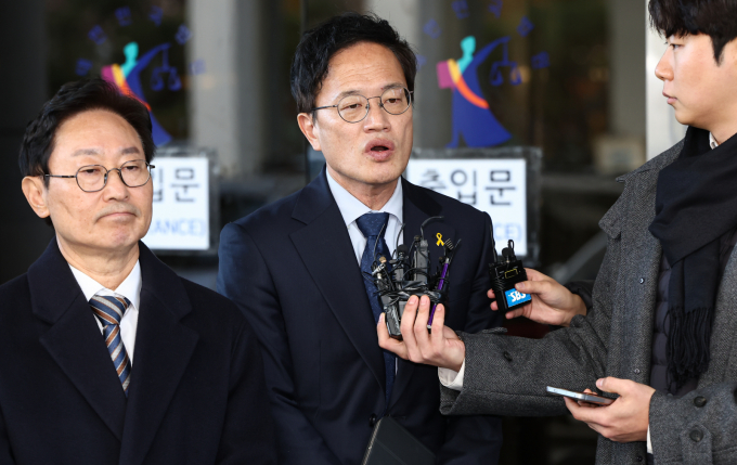 박주민·박범계 더불어민주당 의원 등이 28일 '패스트트랙 충돌' 사건 관련 결심 공판에서 벌금형이 구형되자 "국회법이 정한 패스트트랙 절차를 따랐던 것"이라고 말했다. 사진은 28일 박주민 더불어민주당 의원(가운데)이 서울 양천구 남부지방법원에서 열린 국회 패스트트랙(신속처리안건) 충돌 사건 관련 결심 공판을 마치고 취재진에 입장을 전한 모습. /사진=뉴스1