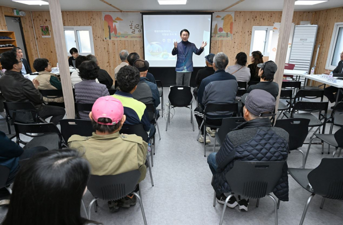 김동근 의정부시장이 자일동 주민들을 찾아가 자원회수시설 사업 추진 등에 관해 설명하고 있다. /사진제공=의정부시