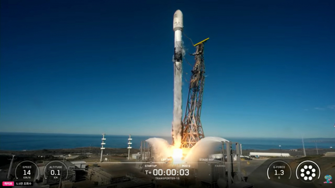 29일 새벽 오전 3시44분에 발사된 스페이스엑스(SpaceX) 펠컨9이 우주를 향해 솟아 오르고 있다. /사진제공=경기도 유튜브