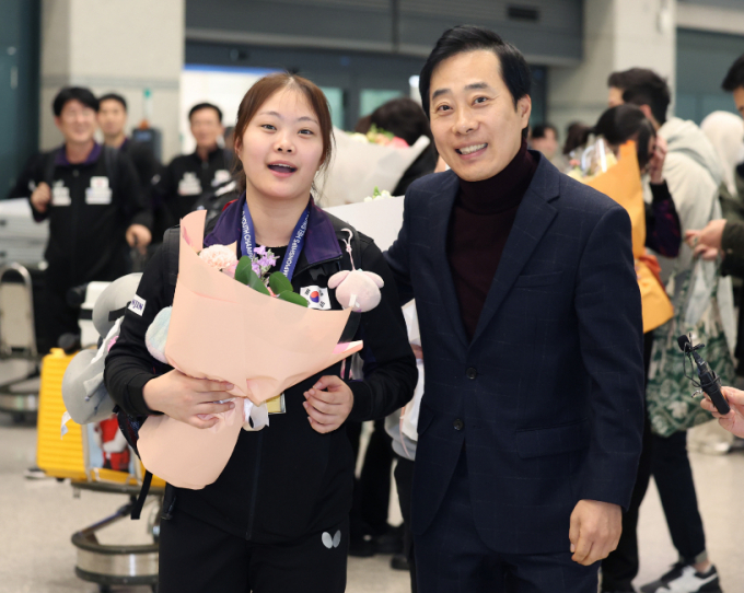  2024 국제탁구연맹(ITTF) 세계청소년선수권대회 U-19 여자단체전에서 우승을 차지한 유예린이 1일 인천국제공항을 통해 귀국, 아버지 유남규 한국거래소 감독으로부터 축하를 받고 있다. 사진은 기사 내용과 직접적인 관계가 없음./사진=뉴시스 김진아 기자 