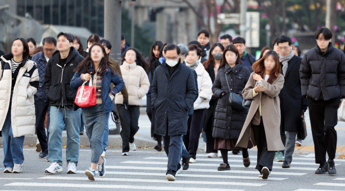 지난 26일 오전 서울 종로구 광화문네거리에서 두터운 옷차림의 시민들이 발걸음을 옮기고 있다. /사진=뉴스1