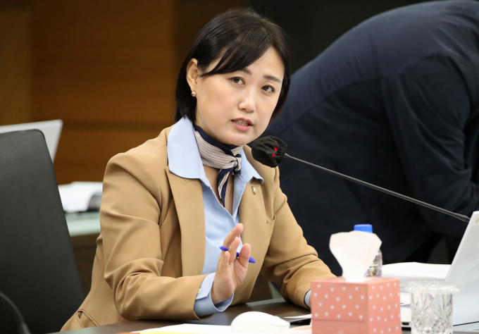 지난 10월22일 오전 대구시교육청에서 열린 국회 교육위원회의 경북대, 강원대, 경북대병원, 강원대병원, 경북대치과병원, 강릉원주대치과병원에 대한 국정감사에서 더불어민주당 백승아 의원이 질의하고 있다. /사진=뉴스1