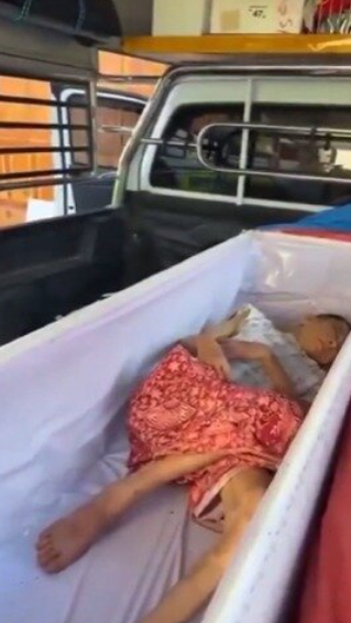 태국에서 화장 직전 관 속에서 깨어난 촌티랏 사쿨꾸. /사진=뉴스1(엑스)