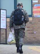 2026학년도 대학수학능력시험일인 13일 오전 한 군인 수험생이 인천시 미추홀구 선인고등학교에 마련된 시험장으로 향하고 있다. 사진은 기사 내용과 직접적인 관계가 없음./사진=뉴시스 전진환 기자 