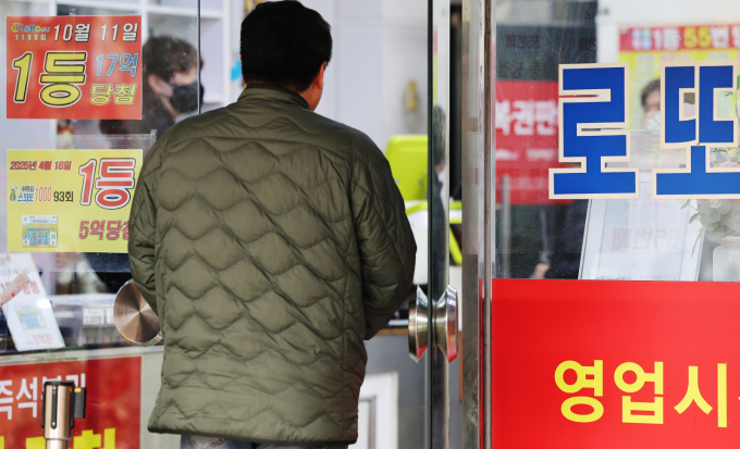 지난 24일 서울 노원구에 위치한 복권 판매점으로 시민이 들어가고 있다. /사진=뉴스1