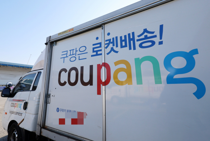쿠팡의 회원정보 유출 사태에 대해 주요 외신인 로이터가 30일 보도했다. 서울 서초구 쿠팡 서초1캠프에 쿠팡 배송차량이 대기하고 있다. /사진=뉴시스