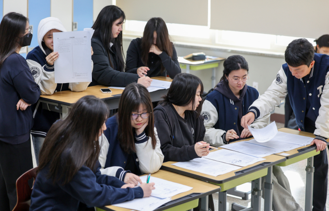 지난 14일 대구 수성구 정화여자고등학교 3학년 교실에서 수험생들이 전날 치른 2026학년도 대학수학능력시험 가채점을 하고 있다./사진=뉴시스