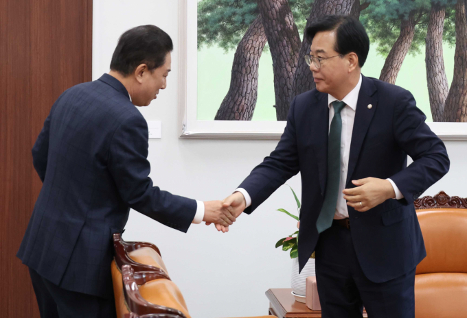 김병기 더불어민주당 원내대표(왼쪽)가 지난 28일 오후 서울 여의도 국회 운영위원장실에서 회동을 하기 전  송언석 국민의힘 원내대표와 악수를 하고 있다./사진=뉴시스