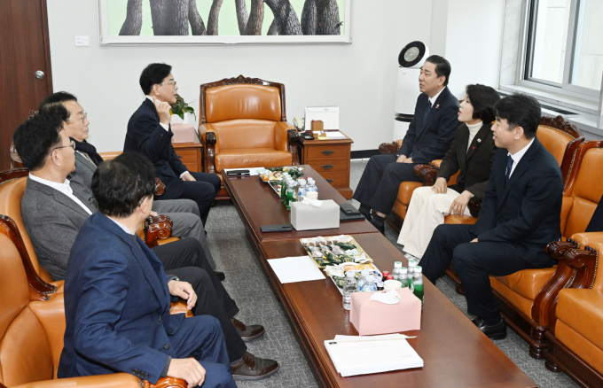 김병기 더불어민주당 원내대표와 송언석 국민의힘 원내대표가 30일 서울 여의도 국회에서 비공개 회동 전 환담을 나누고 있다./사진=뉴스1