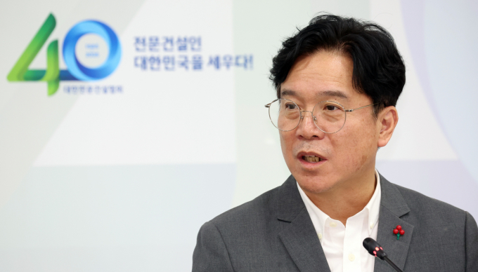 김영훈 고용노동부 장관이지난 27일 서울 동작구 전문건설회관에서 열린 간담회에서 모두 발언을 하고 있다./사진=뉴스1