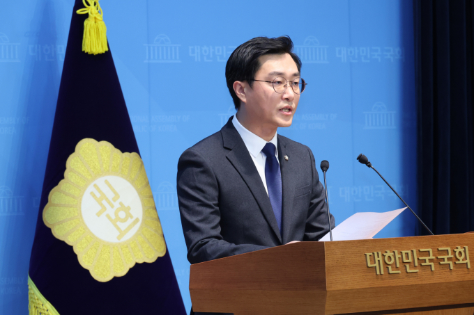 여성 비서관 성추행 혐의로 고소된 장경태 더불어민주당 의원이 30일 서울 여의도 국회 소통관에서 의혹을 부인하는 긴급 기자회견을 하고 있다./사진=뉴시스