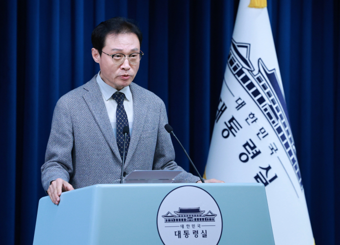이규연 홍보소통수석이 30일 서울 용산 대통령실 청사에서 다음달 12월3일 이재명 대통령의 외신 기자회견 관련 브리핑을 하고 있다./사진=뉴시스