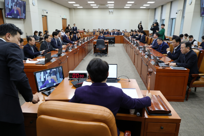 30일 서울 여의도 국회에서 열린 제429회국회(정기회) 기획재정위원회 제8차 전체회의에서 임이자 위원장이 의사봉을 두드리고 있다/사진=뉴스1