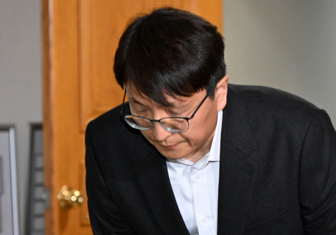 국회 과방위 소속 더불어민주당 의원들이 쿠팡에서 발생한 개인정보 유출 사고와 관련해 국회 차원에서 신속한 검증에 나서겠다고 예고했다. 사진은 30일 서울 종로구 정부서울청사에서 쿠팡 관련 긴급 관계부처 장관회의에 참석 후 나서며 고개숙여 사과하고 있는 박대준 쿠팡 대표.  /사진=공동취재