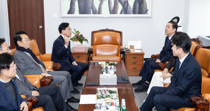 여야가 내년도 예산안과 법인세·교육세 조정 등 현안을 놓고 논의했지만 접점을 찾지 못해 1일 재회동에 나다. 사진은 지난달 30일 김병기 더불어민주당 원내대표와 송언석 국민의힘 원내대표가 서울 여의도 국회에서 비공개 회동 전 환담을 나누고 있는 모습. /사진=뉴스1