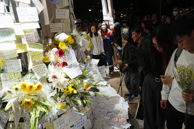 홍콩 당국이 지난달 26일(이하 현지시각) 발생한 아파트 화재 참사 사망자가 146명으로 집계됐다고 밝혔다. 사진은 지난달 30일 화재 참사 현장에서 사람들이 희생자들을 추모한 모습. /사진=로이터
