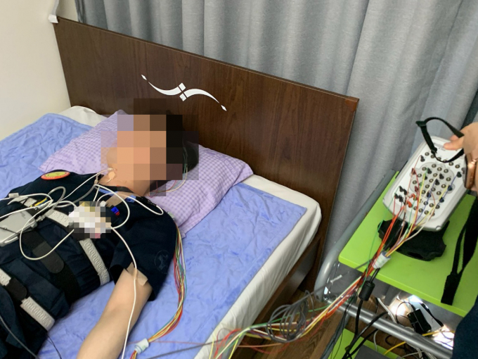 부산 온병원을 찾은 환자가 수면다원검사를 받고 있다./사진=온병원