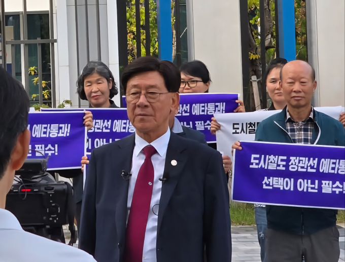 정종복 군수가 지역민들과 함께 국토부를 방문해 도시철도 정관선 예타통과를 촉구하고 있다./사진=기장군