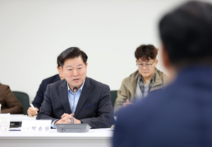 박승원 광명시장이 지난 11월 한국토지주택공사(LH) 광명시흥사업본부에서 김용석 대도시권광역교통위원장을 만나 광명시흥 공공주택지구 광역교통개선대책 추진을 촉구하고 있다. /사진제공=광명시
