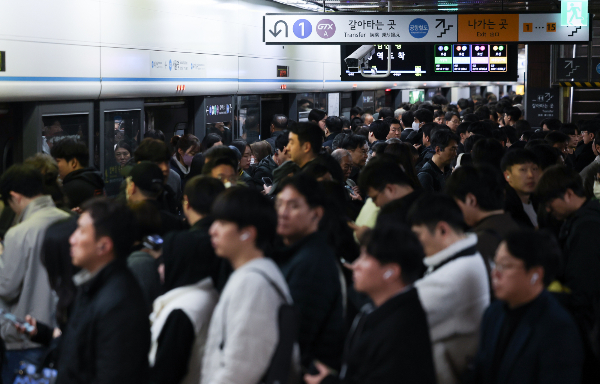 서울교통공사 노동조합이 1일 첫차부터 '준법운행'에 돌입했다. 사진은 기사의 이해를 돕기 위한 지난달 25일 서울역에서 시민들이 4호선 지하철 열차를 기다리고 있는 모습. /사진=뉴스1