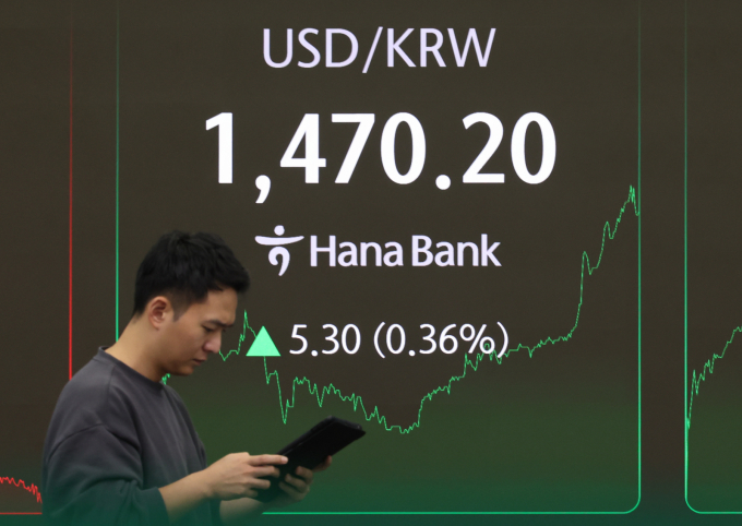 서울 외환시장에서 원·달러 환율이 전 거래일(1464.9원)보다 5.7원 오른 1470.6원에 주간거래를 마감한 28일 오후 서울 중구 하나은행 딜링룸 전광판에 지수가 표시돼 있다./사진=뉴시스