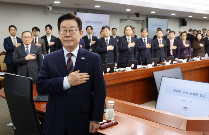  이재명 대통령의 지지율이 지난주 대비 소폭 하락한 54.8%를 기록했다. 사진은 지난달 27일 이재명 대통령이 서울 용산구 대통령실 청사에서 열린 수석보좌관회의에서 국민의례를 하는 모습. /사진=뉴시스