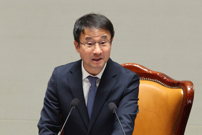 한병도 국회 예결산특별위원장이 1일 내년도 예산안이 본회의에 자동 부의된 것에 대해 "책임은 국민의힘에 있다"고 밝혔다. 사진은 지난달 5일 한 위원장이 서울 여의도 국회 예산결산특별위원회에서 열린 내년도 예산안 및 기금운용계획안에 대한 공청회를 주재하며 발언하는 모습. /사진=뉴스1