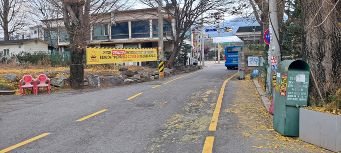 가평군 대성3리 마을회관 앞 진입로에 설치된 주정차금지구역 현수막 모습. /사진제공=가평군