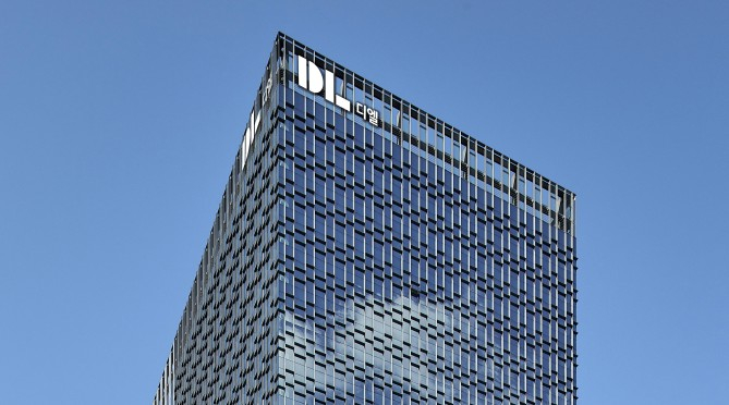 DL그룹이 불확실한 대내외 경영환경을 극복하기 위해 성과와 역량이 검증된 인물들을 위주로 인사를 단행했다. 사진은 DL 사옥 전경. /사진=DL그룹