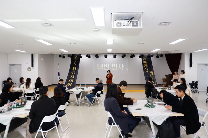 김경희 이천시장이 지난달 29일 이천시 보건소 대회의실에서 열린 '2025년 이천시 청년도전지원사업 성과공유회'에 참석해 인사말을 하고 있다. /사진제공=이천시