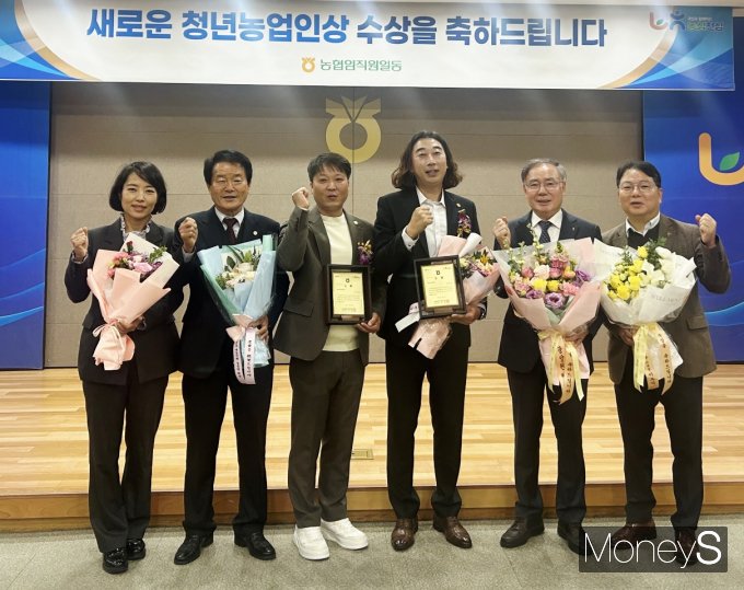 왼쪽에서 세 번째부터 이동진, 최경선 농업인/사진=농협전남본부 제공.